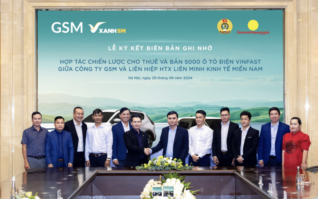 Trần Thanh Tuấn đại diện Liên hiệp HTX Liên minh Kinh tế Miền Nam trong buổi ký kết thuê và mua 5.000 ô tô điện VinFast