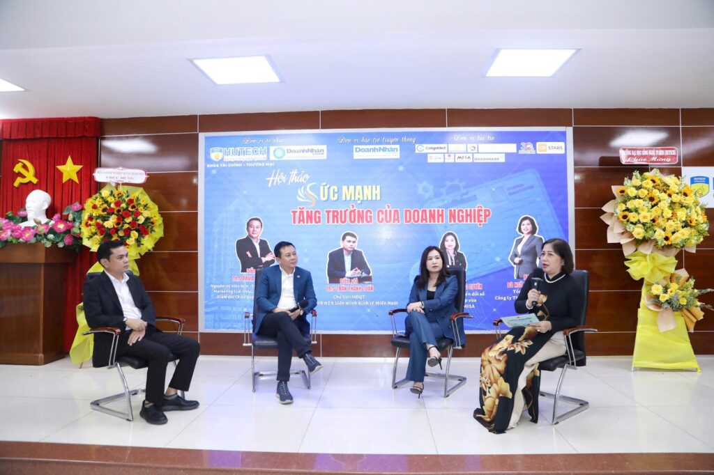 ThS. Trần Thanh Tuấn cùng các diễn giả đã đem đến góc nhìn mới mẻ, thiết thực, giúp các bạn sinh viên hiểu rõ hơn về thị trường lao động