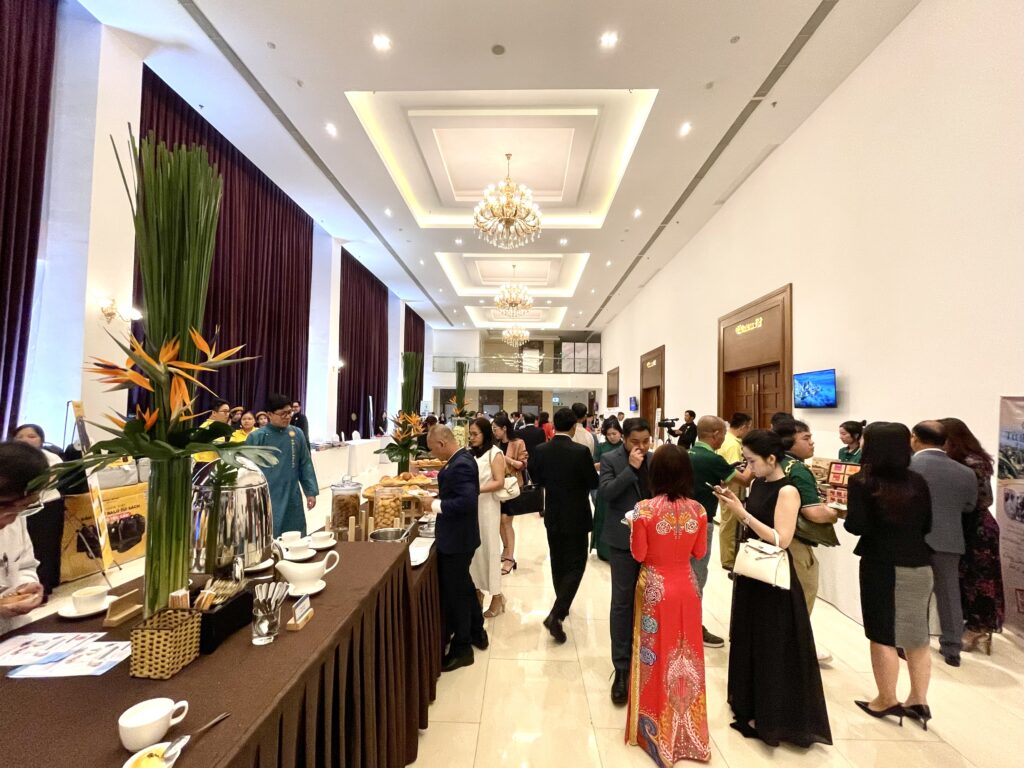 Các khách mời và hội viên tham quan khu giao thương tại Cà phê Doanh nhân Sài Gòn 4