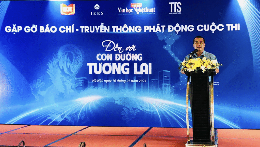 Nhà văn Nguyễn Xuân Tuấn tại lễ phát động cuộc thi viết “Đến với Con đường tương lai”.