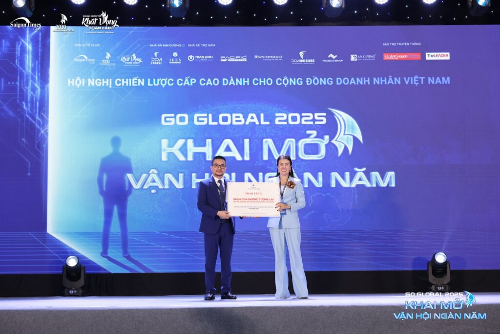 Ông Nguyễn Văn Khương - Viện trưởng Viện Khoa học Giáo dục & Môi trường - trao tặng sách Con đường tương lai tại Go Global 2025