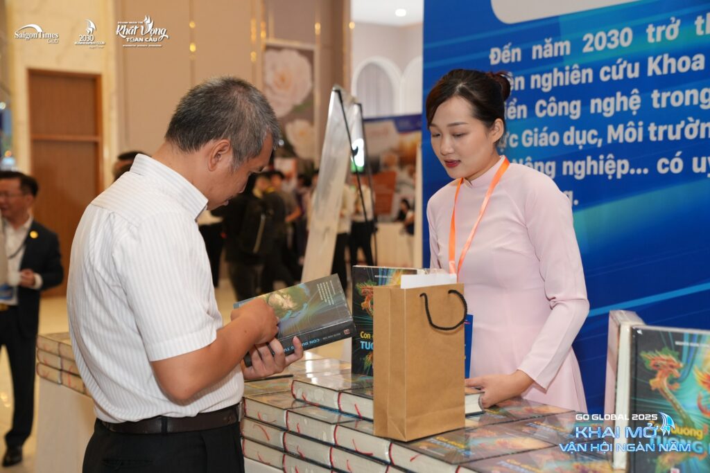 Sách "Con đường tương lai" được trao đến tay khách tham dự hội nghị Go Global 2025.