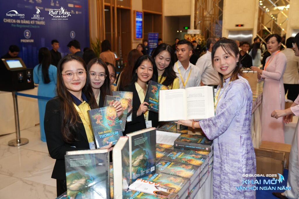 Sách "Con đường tương lai" được trao đến tay khách tham dự hội nghị Go Global 2025.